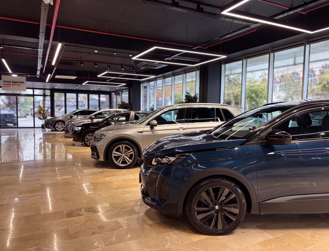 Seri Otomotiv Showroom’unda sergilenen ikinci el araçlar
